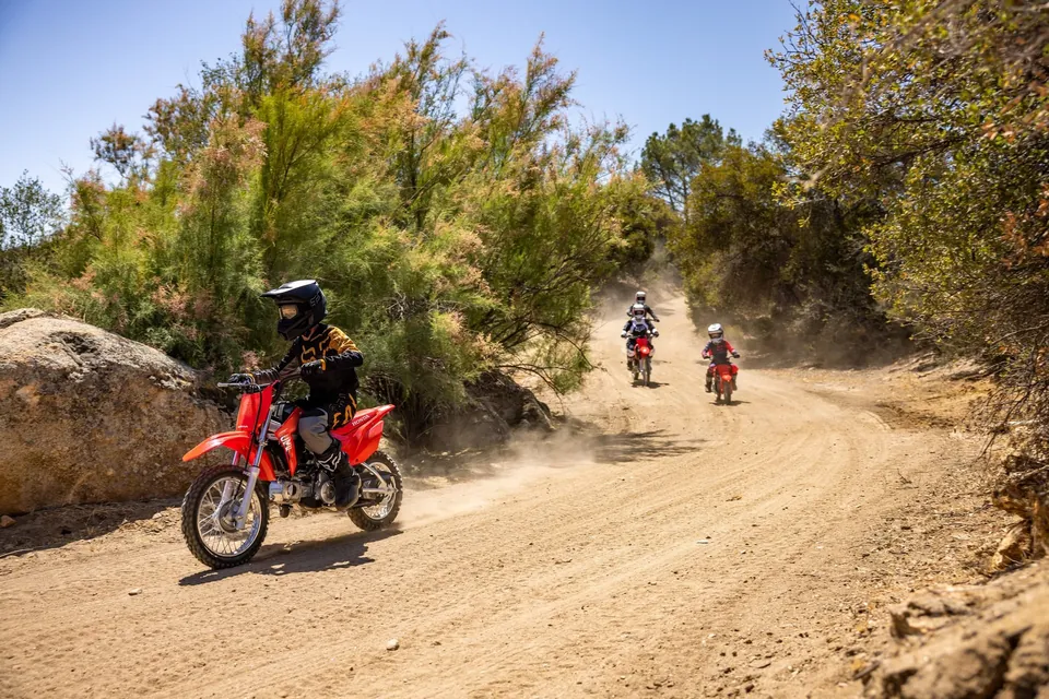 Geländemotorrad CRF110F von Honda mit Halbautomatik und Elektrostarter