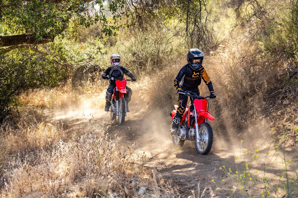Kinder-Motocross mit der Honda CRF110F im Gelände