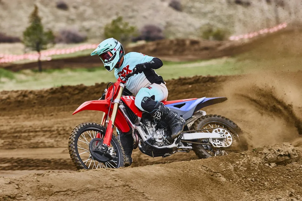 Motocross-Modell CRF250R von Honda mit Showa-Gabel und Titantank